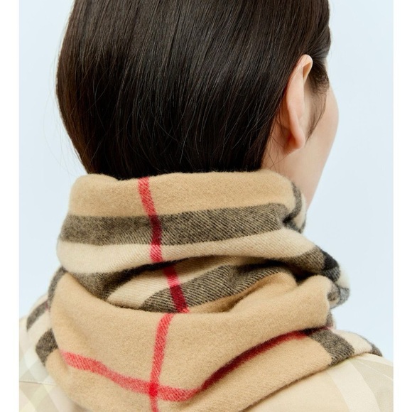 Burberry cashmere snood NWT - Picture 2 of 4
